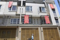 Nhà dân khu đô thị Văn Phú chăng đầy băng rôn phản đối việc hạ ngầm đường điện