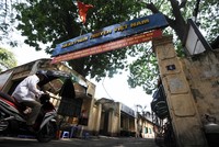 Cổng vào khu đất của Hãng phim truyện Việt Nam nằm trên đường Thụy Khuê