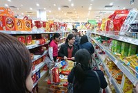 Vã mồ hôi mua sắm trong siêu thị ngày cận Tết