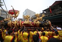 Rước quả pháo khổng lồ tại lễ hội Đồng Kỵ