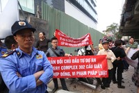 Khách hàng Dự án Discovery Complex 302 Cầu Giấy căng băng rôn phản đối chủ đầu tư