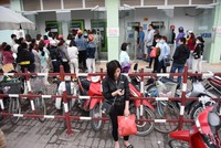 ATM quá tải, công nhân lại rồng rắn chờ rút tiền Tết
