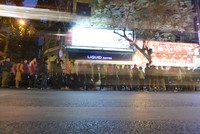 Xếp hàng từ tinh mơ, mờ đất chờ mua vàng Thần Tài