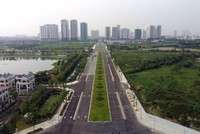 Hà Nội: Tuyến đường 8 làn xe nối 3 quận đã hoàn thiện nhưng vẫn bị rào