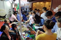 Vietbuild 2019: Đông nghẹt người tại các quầy bán... vòng phong thủy