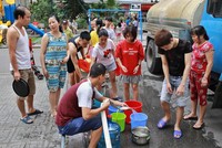 Những ngày gần đây, do nước máy có mùi lạ nên vào mỗi buổi chiều hàng trăm người dân ở các chung cư thuộc khu Linh Đàm phải đi lấy nước sạch từ xe bồn.