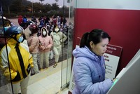 Hà Nội: Công nhân xếp hàng trong giá rét chờ rút tiền về quê ăn Tết