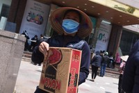 Dân nghèo đội nắng nóng xếp hàng chờ shopping siêu thị 0 đồng