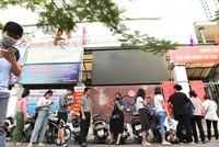 Xếp hàng từ 6h sáng làm trợ cấp bảo hiểm thất nghiệp