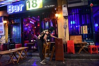 Hà Nội: Hình ảnh hàng quán phố cổ đóng cửa lúc nửa đêm phòng tránh Covid - 19