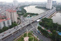 Thông xe cầu vượt thấp qua hồ Linh Đàm