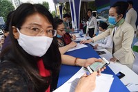 Đeo khẩu trang săn tour giá rẻ tại Hội chợ du lịch lớn nhất cả nước