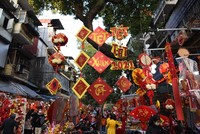 Chợ Tết phố cổ ngập sắc đỏ