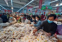 Người dân đổ vào siêu thị sắm Tết