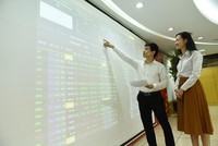 Nhà đầu tư nước ngoài đua mua cổ phiếu họ Vin, VN-Index lên cao nhất gần 1 năm 