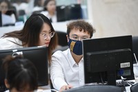 Một phần dòng tiền của nhà đầu tư cá nhân chuyển vị thế sang "đứng ngoài quan sát".