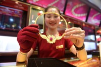 Giá vàng hôm nay ngày 27/11: Vàng "neo" ở vùng giá cao