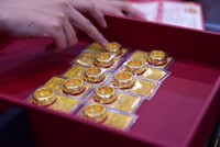 Giá vàng hôm nay ngày 15/8: Giá vàng nhẫn đảo chiều giảm sâu