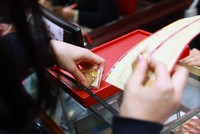 Giá vàng hôm nay ngày 10/2: Giá vàng mua vào trong nước vọt tăng nửa triệu đồng/lượng