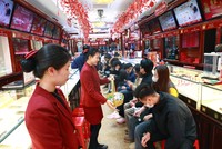 Giá vàng hôm nay ngày 25/2: Vàng vượt mốc 185 triệu đồng/lượng