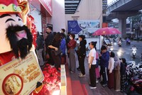 Xếp hàng từ tờ mờ sáng mua vàng ngày Vía Thần Tài