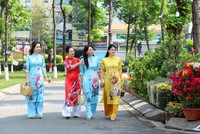 Những “Nàng thơ” của Vietnam Airlines diện áo dài dạo phố