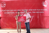 AIA Việt Nam tặng quà cho trẻ em mầm non Hua Nguống