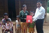 Đại diện Bảo Minh trao tiền bồi thường cho gia đình khách hàng