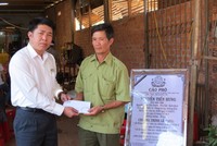 Đại diện PTI đến chia buồn và trao tiền bồi thường cho nạn nhân tử vong trong vụ tai nạn