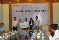 Gia đình anh Nguyễn Văn Lâm nhận quyền lợi do công ty Bảo hiểm Nhân thọ VietinAviva trao