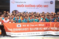 Hanwha Life Việt Nam tặng học bổng cho học sinh nghèo 