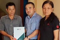 Đại diện BIC đến tham hỏi và trao tặng trao 10 triệu đồng hỗ trợ cho gia đình em Nguyễn Thị Ngân