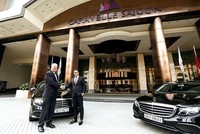 Khách sạn Caravelle đầu tư xe sang đưa đón khách sân bay