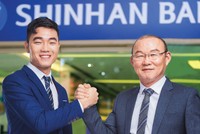 HLV Park Hang Seo (phải) và cầu thủ Lương Xuân Trường