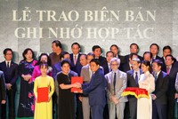 Bà Đỗ Thị Kim Liên, Chủ tịch Công ty cổ phần Nước AquaOne đại diện liên danh nhận biên bản ghi nhớ