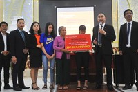 Tổng đại lý Kon Tum 2 của Hanwha Life Việt Nam chi trả quyền lợi bảo hiểm cho khách