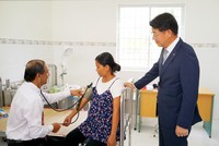 Hanwha Life Việt Nam trao tặng trung tâm y tế cho tỉnh Trà Vinh