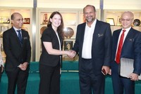 Bà Natalie Black (thứ ba từ trái qua), Cao ủy thương mại Vương Quốc Anh phụ trách khu vực Châu Á - Thái Bình Dương