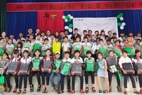  Nhân viên Manulife hỗ trợ trẻ em có hoàn cảnh khó khăn