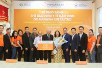 Hanwha Life Việt Nam trao tặng 3.257 thẻ bảo hiểm y tế cho người nghèo