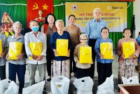 Sun Life Việt Nam trao quà cho  2.000 hộ  gia đình bị ảnh hưởng bởi Covid-19