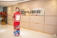 Bà Nguyễn Kim Cúc - Phó chủ tịch Miền, Ban Ðiều hành Kinh doanh cấp cao Chubb Life Việt Nam nhận Giải “Top 10 Doanh nghiệp Bảo hiểm Nhân thọ uy tín năm 2020”.