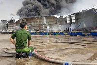 Các cơ quan chức năng đang thực hiện công tác chữa cháy