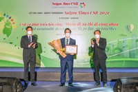 Ông Bùi Quang Nam - Phó tổng giám đốc Kinh doanh Hanwha Life Việt Nam nhận chứng nhận Doanh nghiệp có nhiều đóng góp cho cộng đồng tại Saigon Times CSR 2021