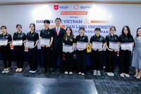 Hanwha Life Việt Nam trao tặng 200 triệu đồng học bổng cho sinh viên trường Đại học Văn Lang TP.HCM