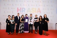Đội ngũ Manulife Việt Nam chụp hình cùng Ban tổ chức HR Asia Awards