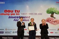 Ông Đào Duy Ninh – Phó tổng giám đốc Phát triển Chiến lược và Kênh Phân phối Hanwha Life Việt Nam nhận Chứng nhận từ Ban tổ chức