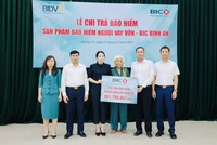 BIC trao gần 900 triệu đồng quyền lợi bảo hiểm cho khách hàng vay vốn tại Quảng Trị