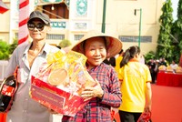 Coca-Cola trao tặng 2.450 phần quà với tổng giá trị hơn 1,4 tỷ cho người dân và hộ gia đình khó khăn