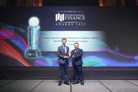 Mr. Ko Young Wan (trái) - Chủ tịch kiêm Tổng giám đốc MAP Life trong lễ trao giải